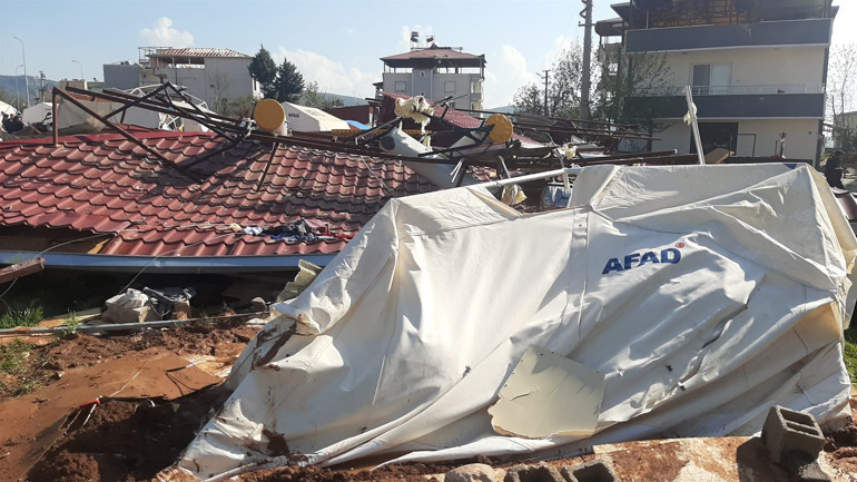 Pazarcıkta hortum... Depremzede çadırları uçtu: Yaralılar var