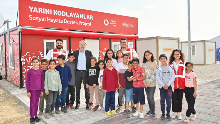Konteyner sınıflarla depremzede çocuklara dokunacak: 100 bin çocuğa kodlama eğitimi