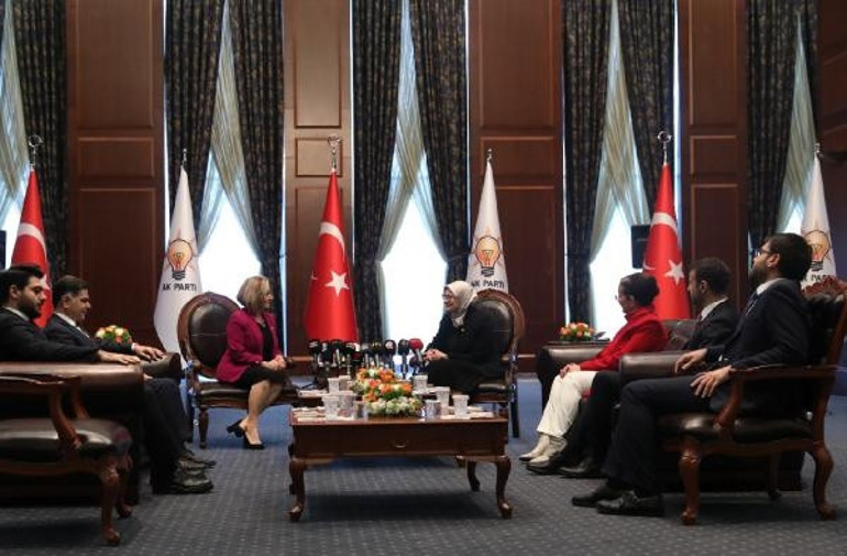 Siyasi partilerde bayramlaşma ziyaretleri