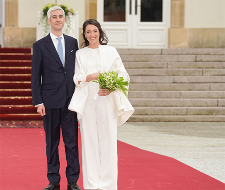 Evlenmek için ne güzel bir gün: Nikahta pantolon giydi, gelinliği düğüne sakladı