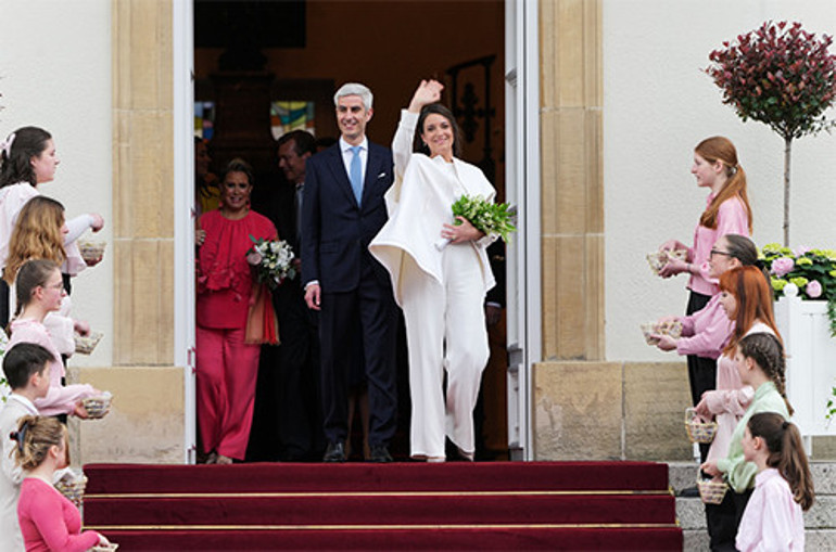 Evlenmek için ne güzel bir gün: Nikahta pantolon giydi, gelinliği düğüne sakladı