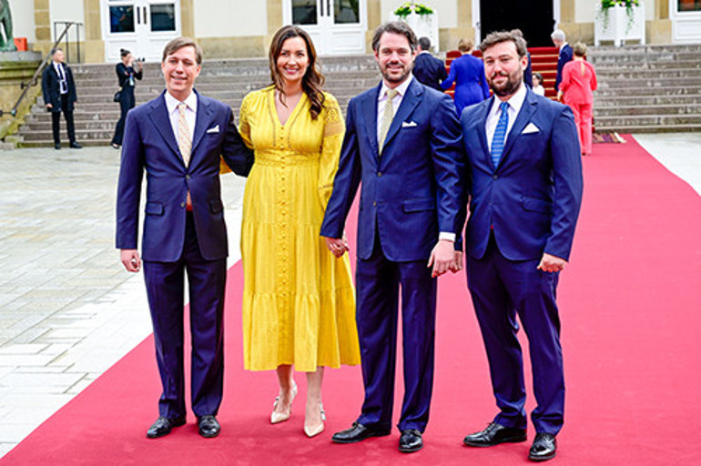 Evlenmek için ne güzel bir gün: Nikahta pantolon giydi, gelinliği düğüne sakladı