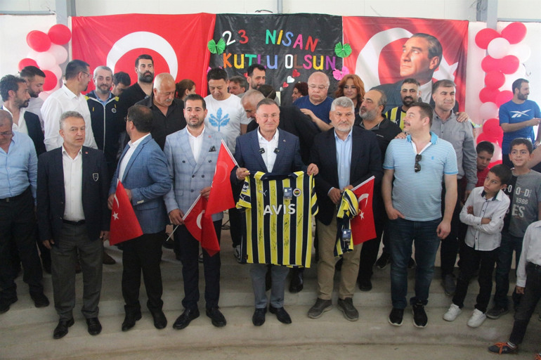 Fenerbahçeliler, 23 Nisan’ı depremzede çocuklarla kutladı Volkan Demirel...