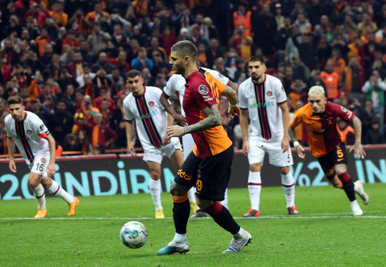Galatasarayda Mauro Icardi penaltı kaçırdı, Okan Buruk çok sinirlendi Kulübeyi yumrukladı, bu sezon bir ilk...