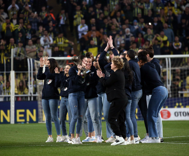 Fenerbahçede şampiyon basketbolcular taraftarın karşısında