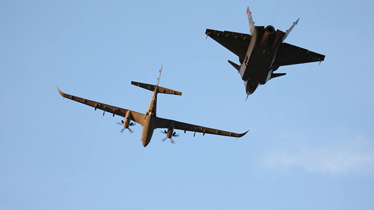 Selçuk Bayraktar Dünya havacılık tarihinde bir ilk diyerek duyurdu: AKINCI ve KIZILELMA yan yana uçtu