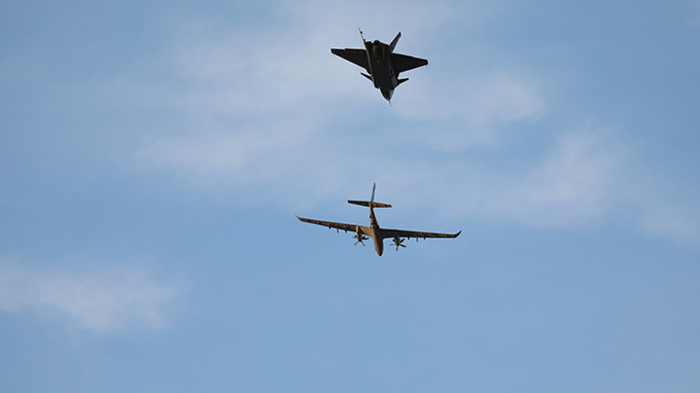 Selçuk Bayraktar Dünya havacılık tarihinde bir ilk diyerek duyurdu: AKINCI ve KIZILELMA yan yana uçtu
