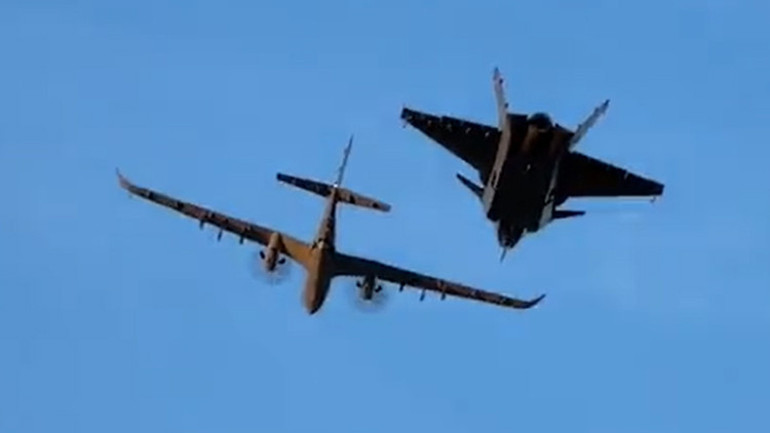 Selçuk Bayraktar Dünya havacılık tarihinde bir ilk diyerek duyurdu: AKINCI ve KIZILELMA yan yana uçtu