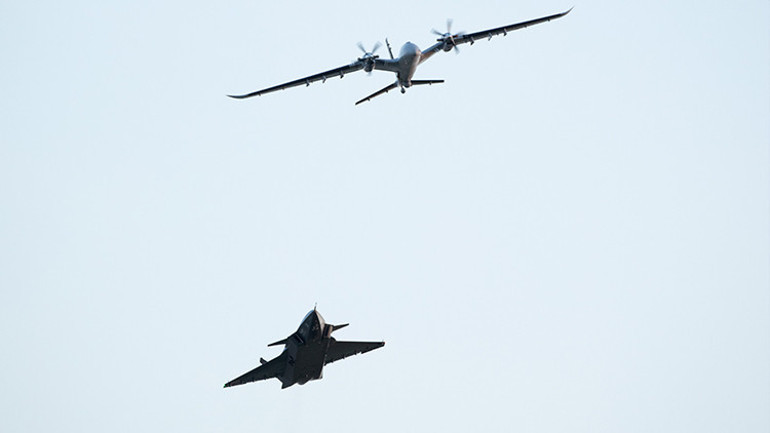 Selçuk Bayraktar Dünya havacılık tarihinde bir ilk diyerek duyurdu: AKINCI ve KIZILELMA yan yana uçtu