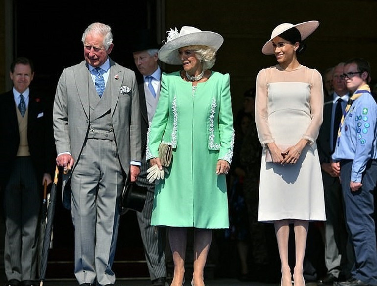 Kritik kararın ardından ilk kez ortaya çıktılar… Harry ve Meghan öpücük kamerasına yakalandı: 20 bin kişi “öpüşün” diye bağırdı