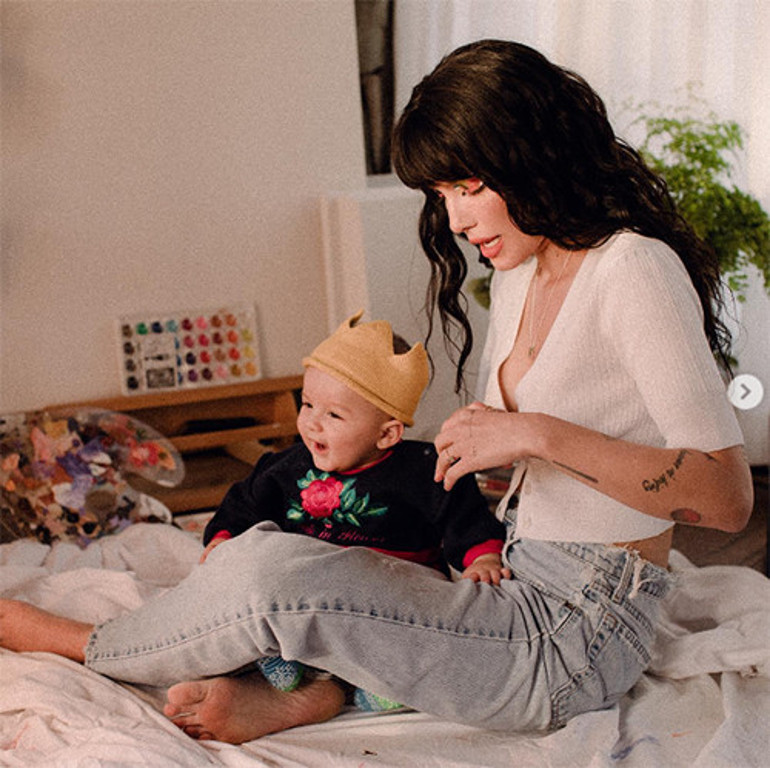 Halseyin dudak uçuklatan güzellik sırrı: Anne sütünü hem oğluna içiriyor hem kendi yüzüne sürüyor