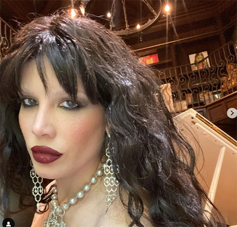 Halseyin dudak uçuklatan güzellik sırrı: Anne sütünü hem oğluna içiriyor hem kendi yüzüne sürüyor