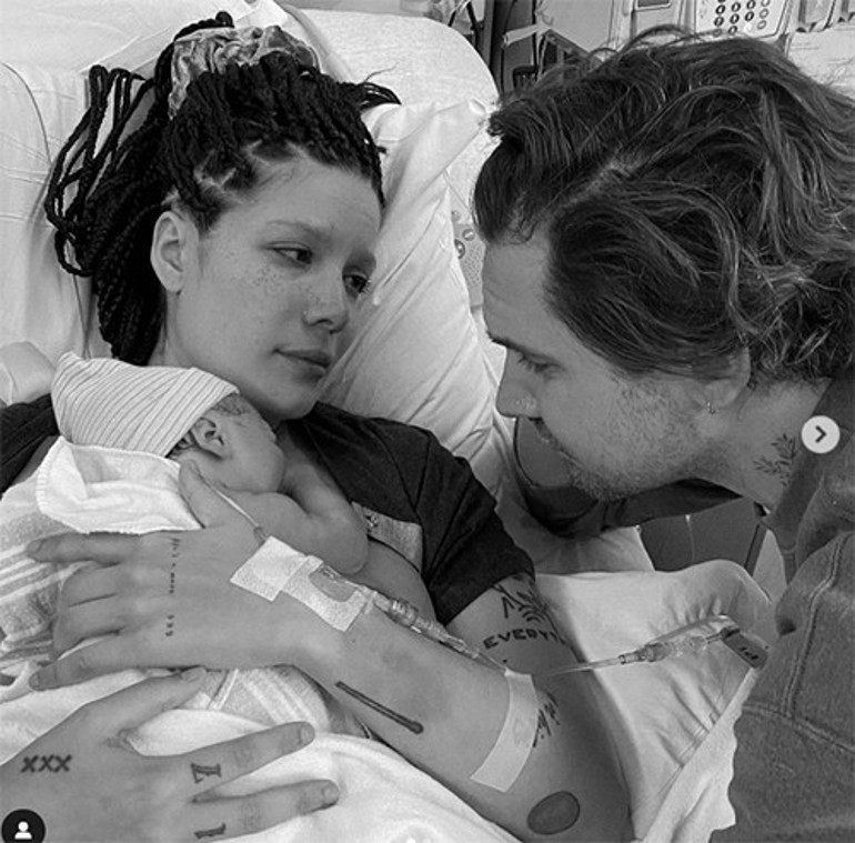 Halseyin dudak uçuklatan güzellik sırrı: Anne sütünü hem oğluna içiriyor hem kendi yüzüne sürüyor