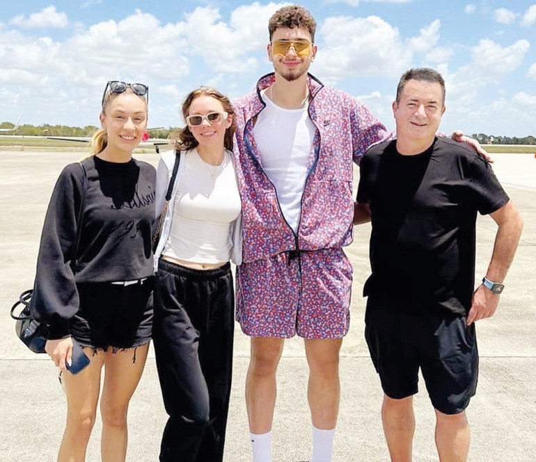 Çağatay Ulusoy gecelerde... O kadın Ece mi