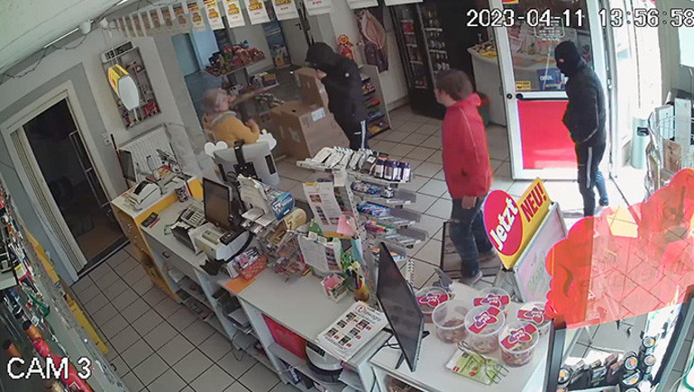 Soyguncuları süpürgeyle kovaladı