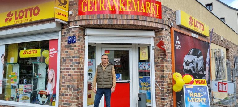 Soyguncuları süpürgeyle kovaladı