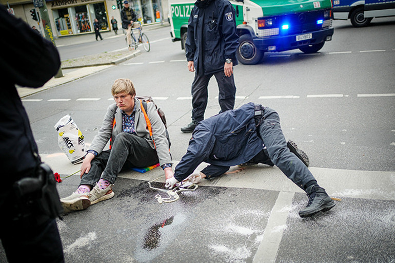 Eli çıkmayınca asfaltı söktüler