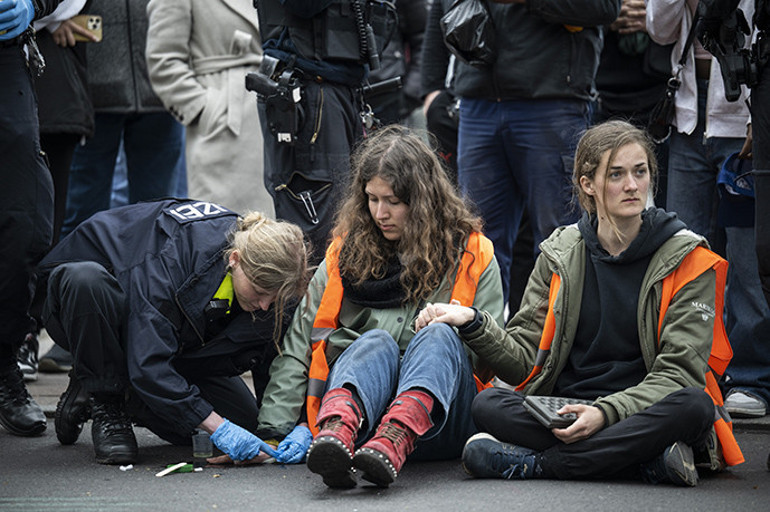 Eli çıkmayınca asfaltı söktüler