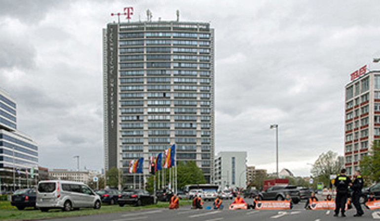 Eli çıkmayınca asfaltı söktüler