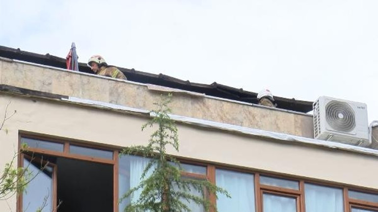 Bakırköyde 5 katlı binanın çatısı alev alev yandı