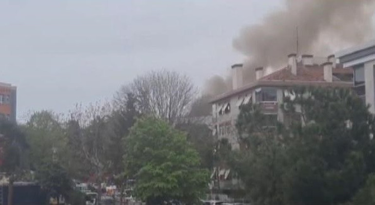 Bakırköyde 5 katlı binanın çatısı alev alev yandı
