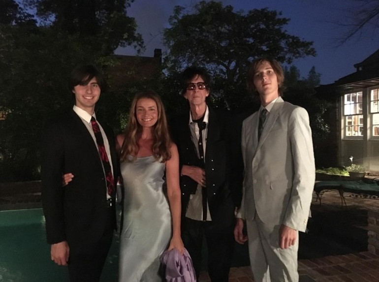 Paylaştığı çıplak fotoğraflarla gündeme gelmişti… Havada aşk kokusu var: 58 yaşındaki ünlü modelden “gizemli” sevgili paylaşımı