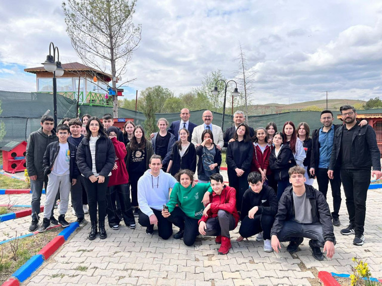 Öğrencilerden engelli patili dostlara destek