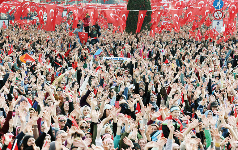 Cumhurbaşkanı Erdoğan İzmir’de... Masanın 7 ayağı birbirine dolaştı