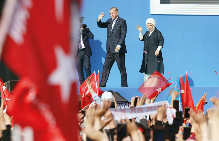 Cumhurbaşkanı Erdoğan İzmir’de... Masanın 7 ayağı birbirine dolaştı