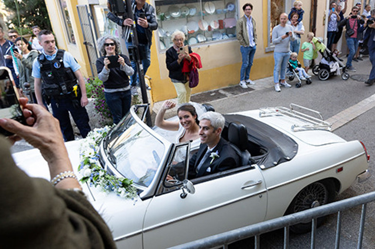 Düğüne, gelinin annesi damga vurdu: O omuzundaki lahana mı