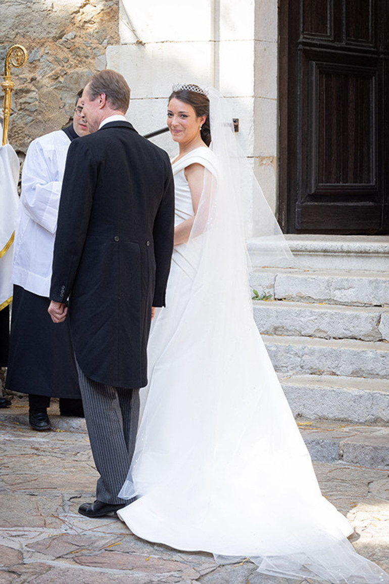 Düğüne, gelinin annesi damga vurdu: O omuzundaki lahana mı