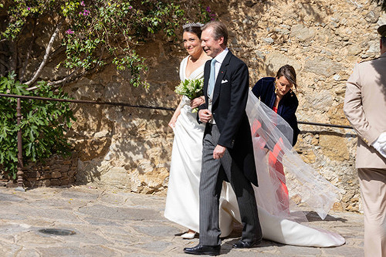 Düğüne, gelinin annesi damga vurdu: O omuzundaki lahana mı