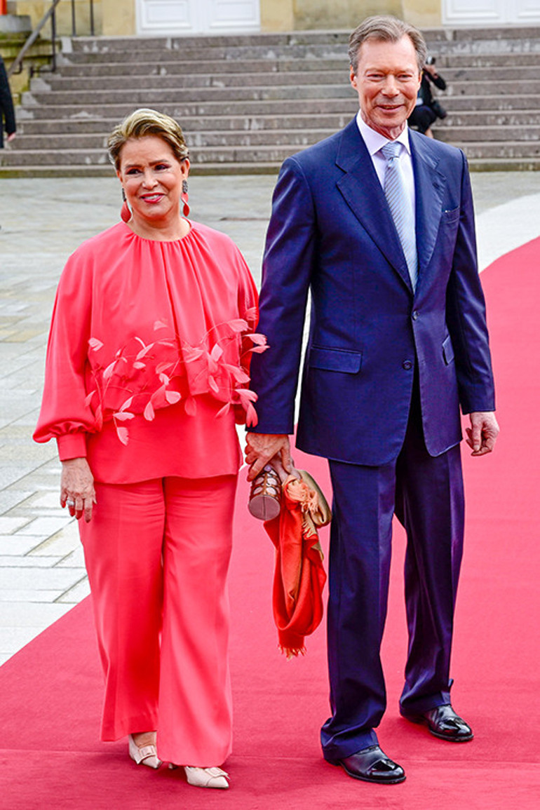 Düğüne, gelinin annesi damga vurdu: O omuzundaki lahana mı