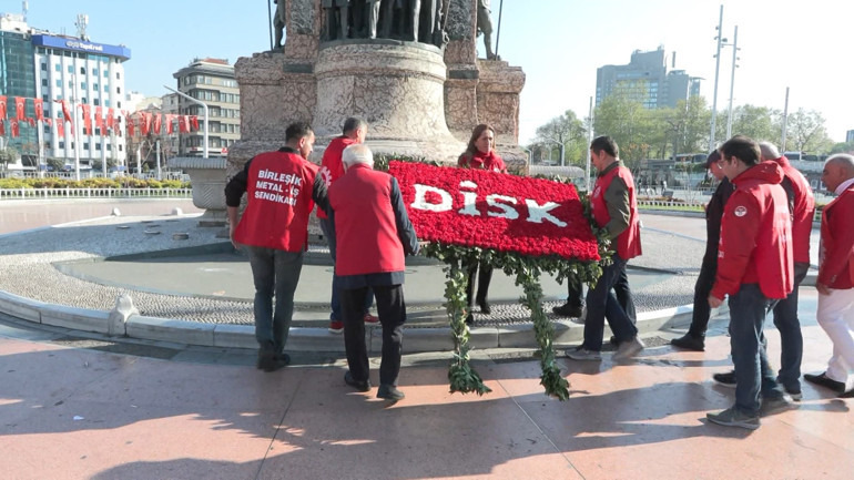 DİSK Taksim Cumhuriyet Anıtına çelenk bıraktı