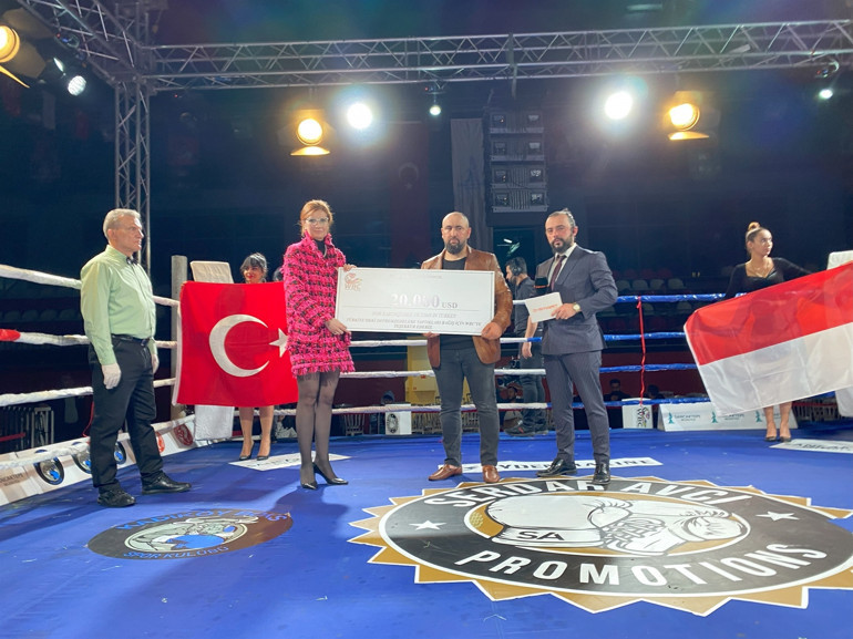 WBC boks gecesinde Seren Ay Çetin ve Arda Avcı tarih yazdı