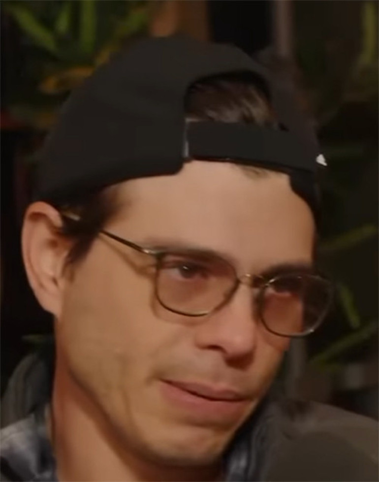 Üzerinde bornoz vardı, bana soyunmamı söyledi: Tacize direndiğim için beni kovdular