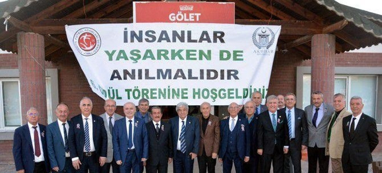 TÜRFAD İnsanlar Yaşarken anılmalıdır ödül töreninde TFF Başkanı Büyükekşi ödüle layık görüldü