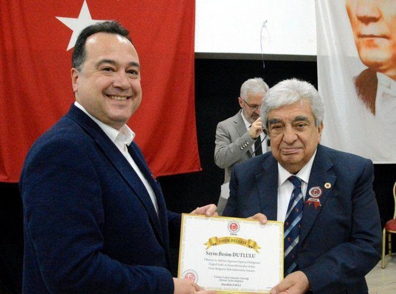 TÜRFAD İnsanlar Yaşarken anılmalıdır ödül töreninde TFF Başkanı Büyükekşi ödüle layık görüldü