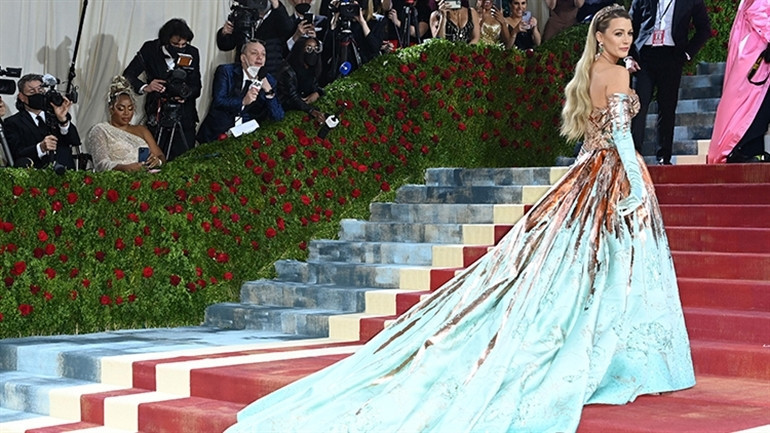 Met Gala’nın en güzel yüzü bu yıl devamsızlık yaptı: Evde oturup bebeğine süt sağmış