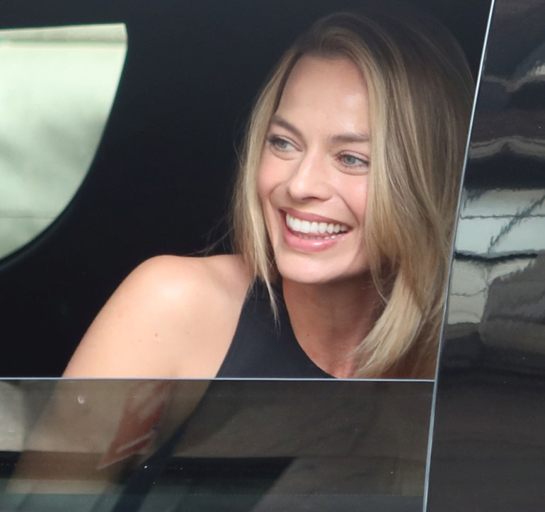 Met Galada kırmızı halının yıldızı olmuştu... Margot Robbienin makyajsız halini görenler büyülendi: Bu kadar da güzel olunmaz ki