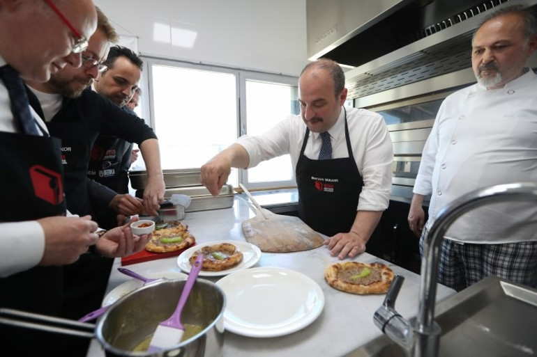 Bakan Varank, tezgaha geçip baba mesleğini icra etti