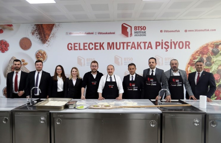 Bakan Varank, tezgaha geçip baba mesleğini icra etti