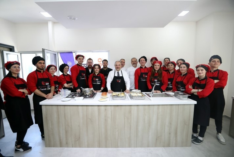 Bakan Varank, tezgaha geçip baba mesleğini icra etti