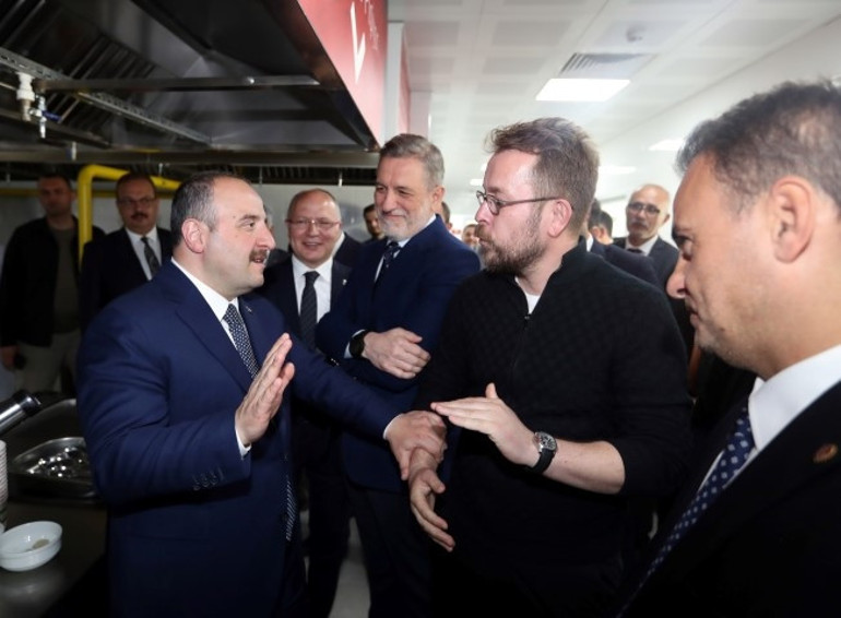 Bakan Varank, tezgaha geçip baba mesleğini icra etti
