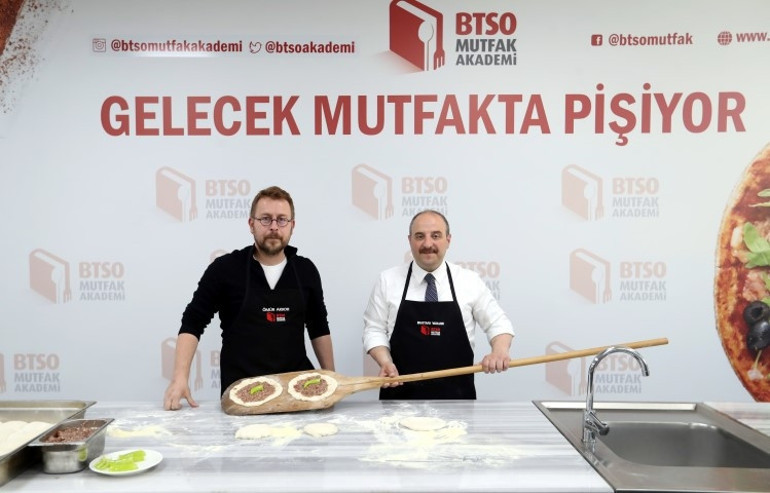 Bakan Varank, tezgaha geçip baba mesleğini icra etti