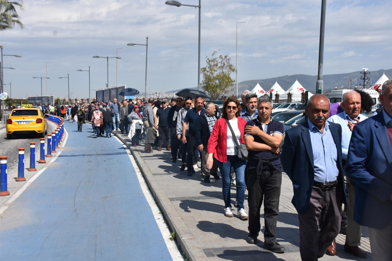 TCG Anadoluya İzmirde yoğun ilgi... Uzun kuyruklar oluştu