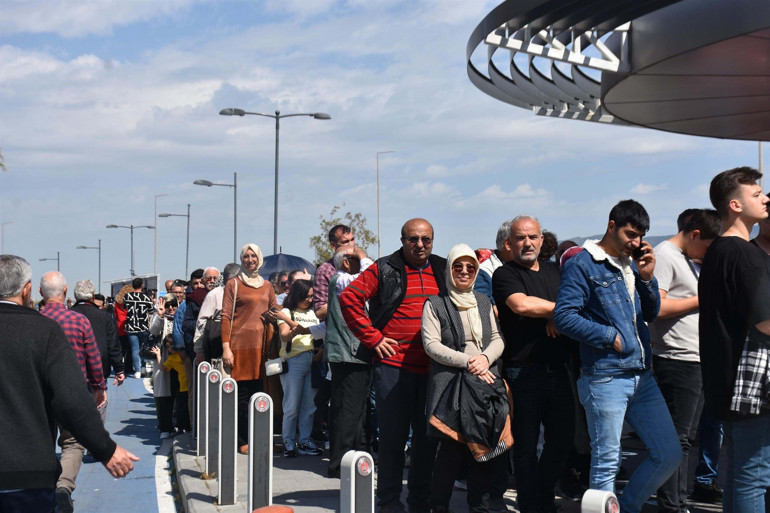 TCG Anadoluya İzmirde yoğun ilgi... Uzun kuyruklar oluştu