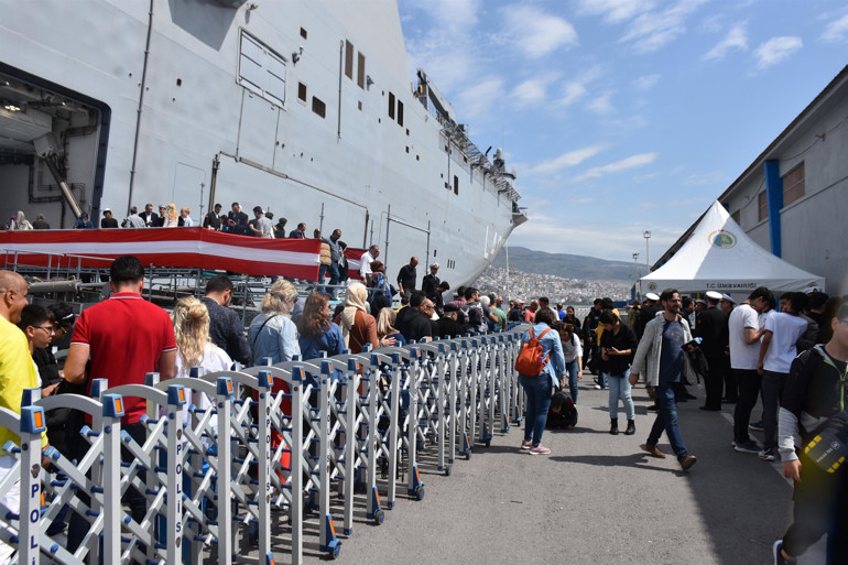 TCG Anadoluya İzmirde yoğun ilgi... Uzun kuyruklar oluştu