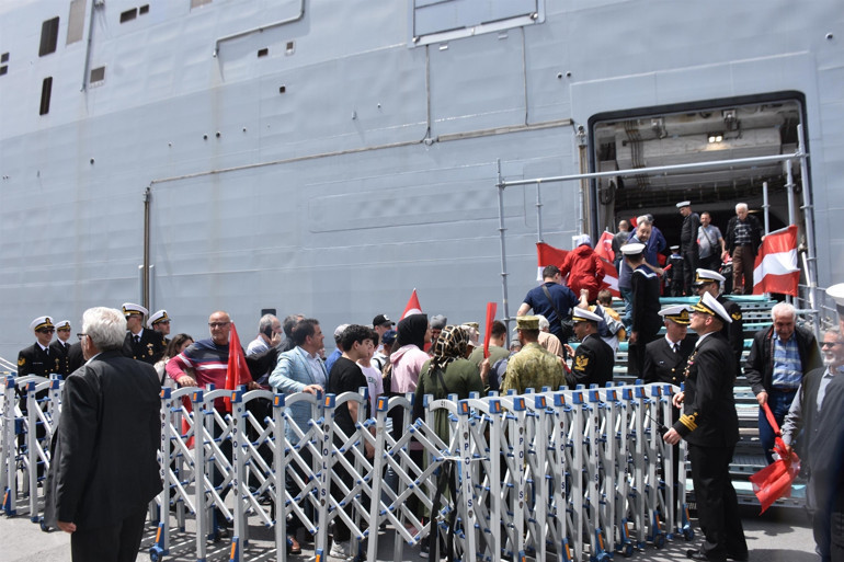 TCG Anadoluya İzmirde yoğun ilgi... Uzun kuyruklar oluştu