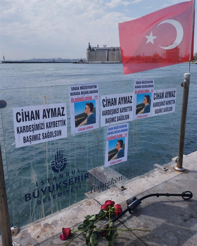 Kadıköyde Cihan Aymazın öldürüldüğü yere çiçek ve müzik aletleri bırakıldı